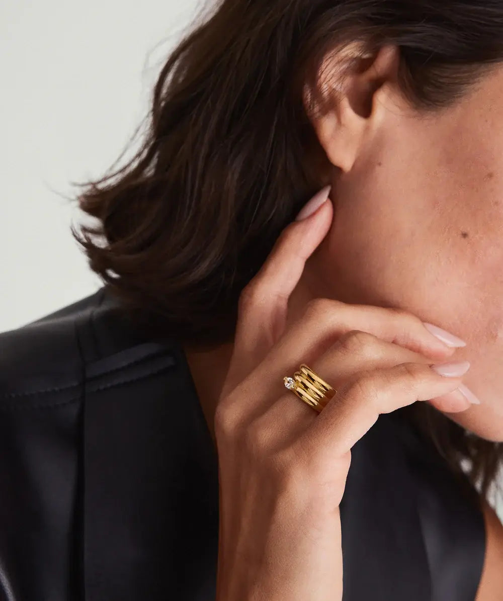 Elegant justerbar guldring med vit topas