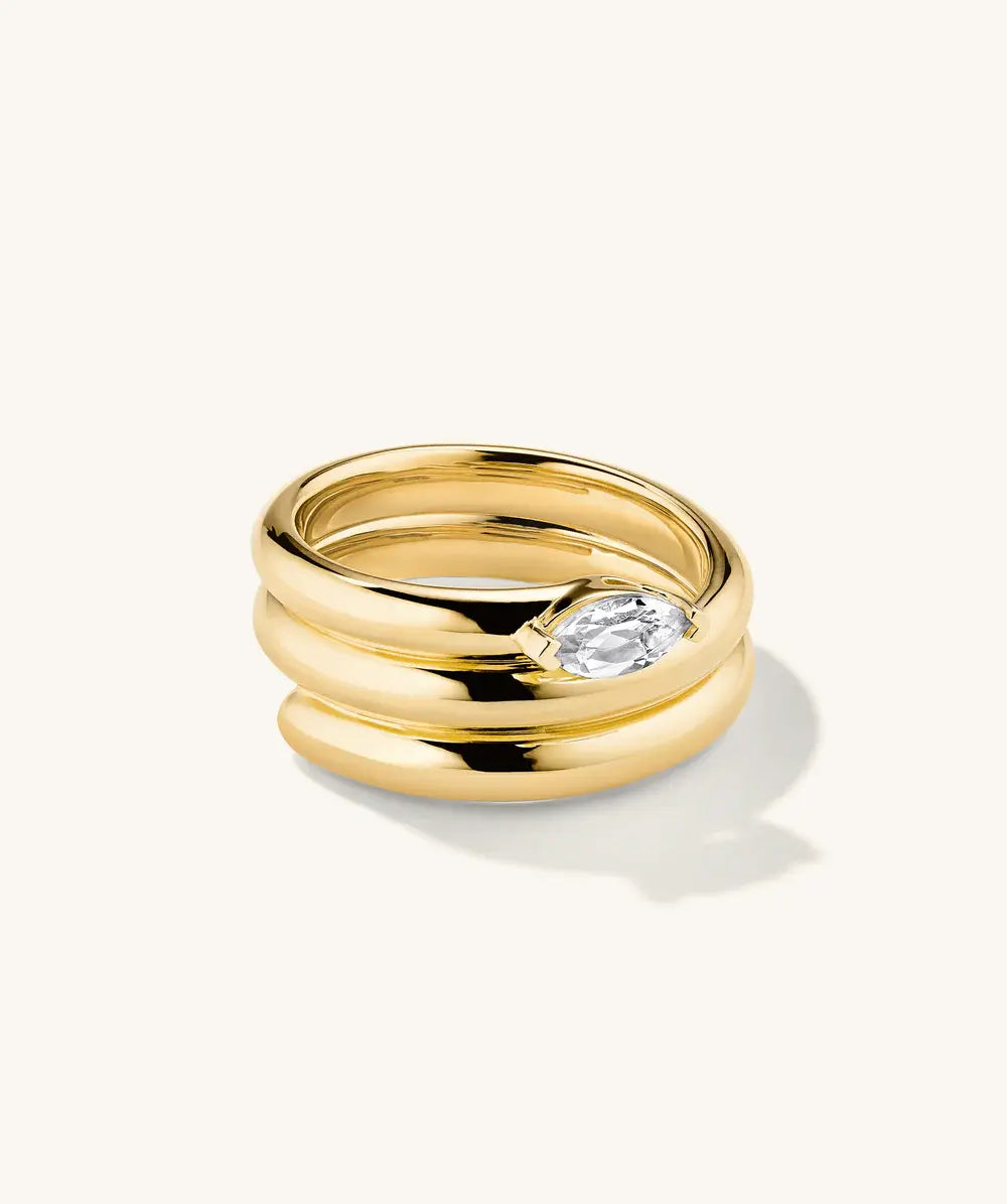 Elegant justerbar guldring med vit topas